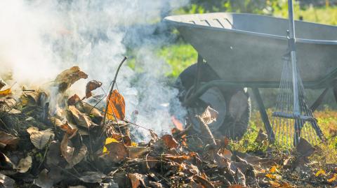 Comment allumer un incinérateur de jardin : les précautions à prendre