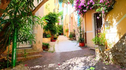 Les maisons comme les appartements sont recherchés à Hyères. © BearFotos - Shutterstocku en usine. © Maisons TéHo