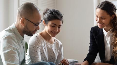 La promesse de vente offre une porte de sortie à l'acheteur et une garantie d'indemnisation au vendeur. © fizkes - Shutterstock