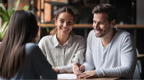 Un couple avec un agent immobilier