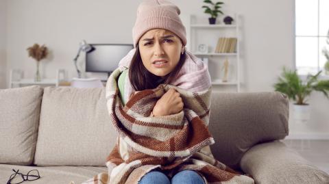 Une femme qui a froid dans sa maison
