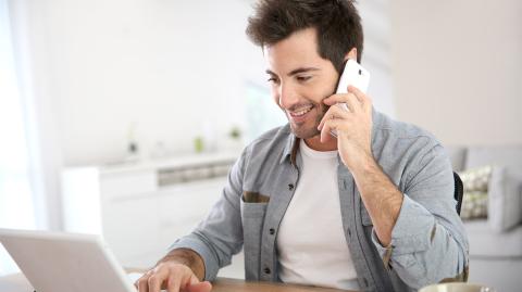 U homme téléphone à son banquier