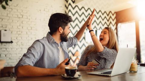 Un couple découvre que des start-ups peuvent lui venir en aide pour réaliser leurs projets.