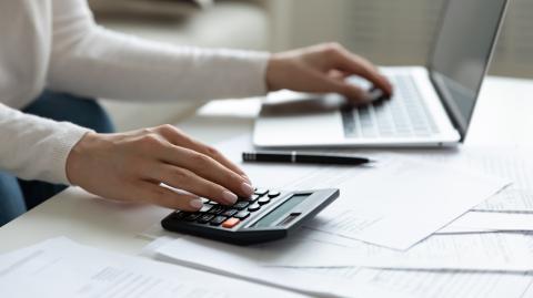 Les frais de notaire 2023 s'élèvent à 2-3 % dans le neuf et 7-8 % dans l'ancien. © fizkes - Shutterstock