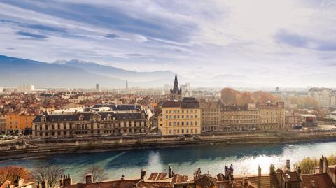 Grenoble est la plus grande agglomération des Alpes, devant Innsbruck et Bolzano. 