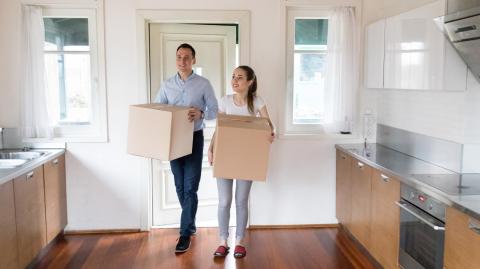 Pour bénéficier du Pinel, les propriétaires doivent louer à des locataires dont les revenus ne dépassent pas certains plafonds. © fizkes - Shutterstock