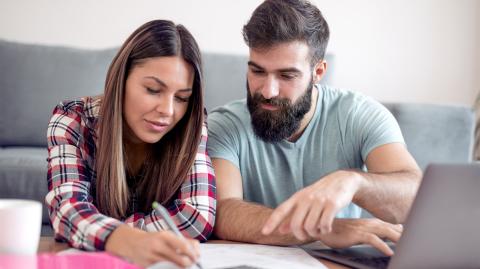 Un couple estime sa maison en ligne