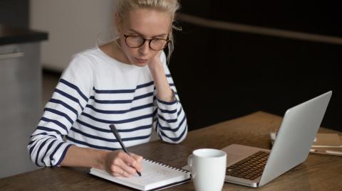 Une femme crée une société pour investir dans l'immobilier