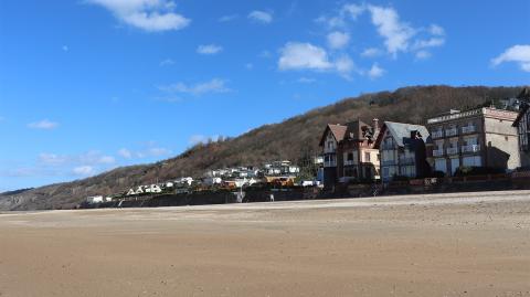 Une ville au bord de la mer