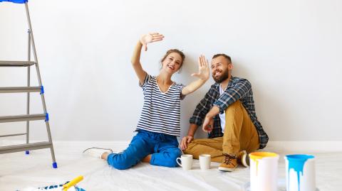 Un jeune couple fait des travaux dans un logement