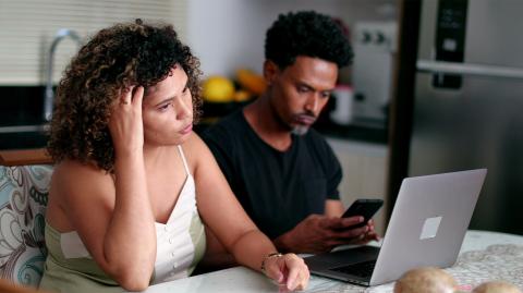 Un couple devant un écran