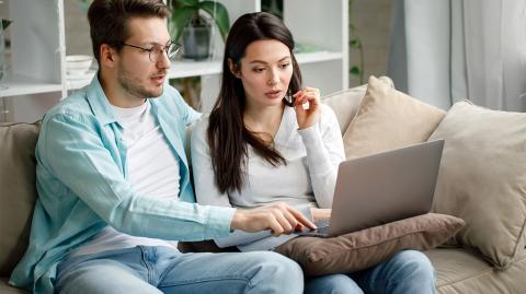 Un couple devant un écran d'ordinateur