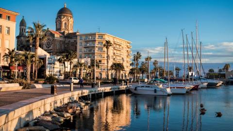 De plus en plus de personnes s'installent à l'année dans le secteur de Saint-Raphaël . © ArTo - Adobe Stock