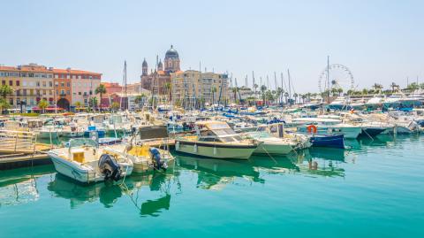 De plus en plus de personnes s'installent à l'année dans le secteur de Saint-Raphaël . © dudlajzov - Adobe Stock