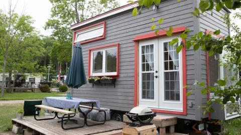 La tiny house est une petite maison minimaliste et écologique. © Colin - Adobe Stock