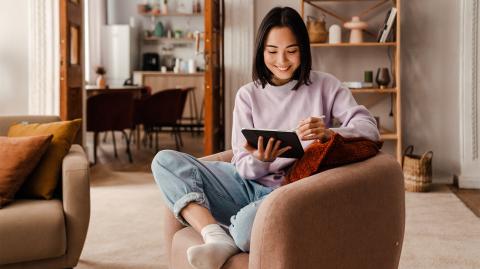 Une femme regarde sa tablette