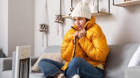 Une jeune femme dans une maison sans chauffage