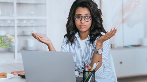 Une jeune femme qui ne sait quoi choisir