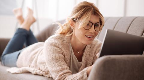 Une femme regarde son ordinateur