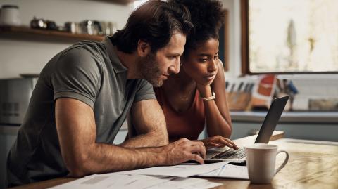 Un couple devant un écran d'ordinateur