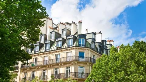 A Paris, il est nécessaire d'obtenir une autorisation de la mairie pour changement d'usage si l'on souhaite louer sa résidence secondaire. © Tiberius Gracchus - Adobe Stock