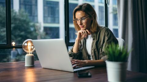 Une femme fait des recherches sur un ordinateur