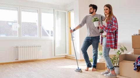 Un couple nettoie son appartement