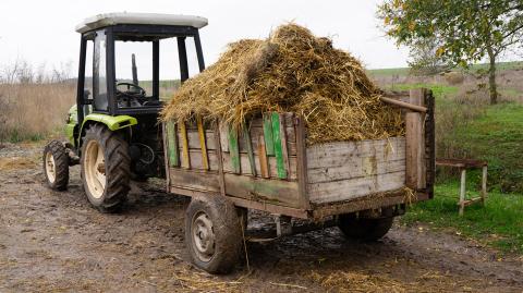 Un tracteur avec du fumier