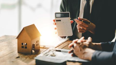 Il existe différents leviers permettant de réduire le coût de son crédit immobilier et de contrer la hausse des taux. © Daenin - Adobe Stock