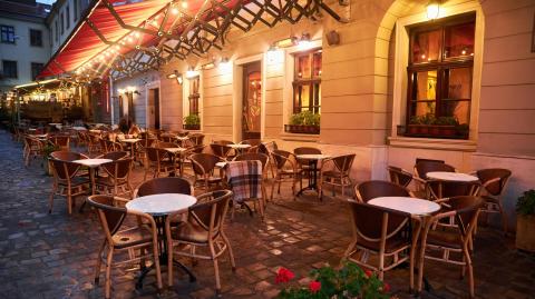 Les logements situés à proximité des bars et restaurants avec terrasse se vendent en moyenne plus chers. © Ryzhkov Oleksandr - Adobe Stock