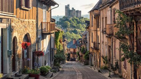 Une rue d'un village en France