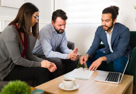 Viager : l’intégralité du prix n’est pas versée le jour de la signature de l’acte de vente. © Inside Creative House – Getty Images