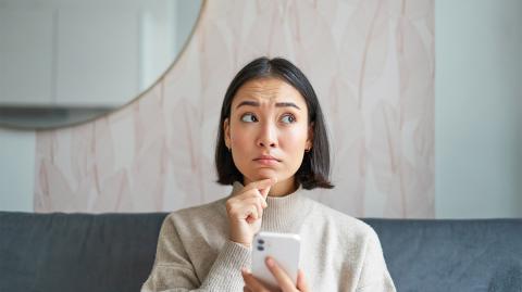 Une jeune femme qui hésite