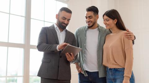 Un couple avec un agent immobilier