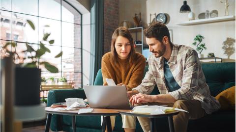 Un couple qui calcule des charges locatives