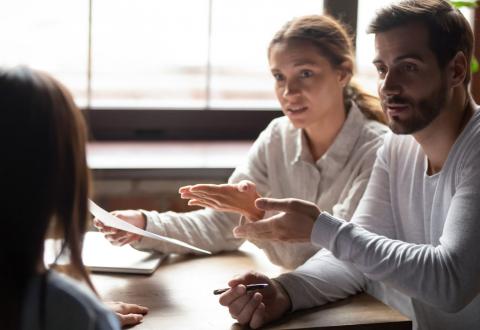 En cas de litige avec votre propriétaire, privilégiez la solution amiable. © fizkes – Getty Images