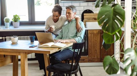 Il est important de comparer les offres du marché pour trouver le contrat d'assurance habitation le plus adapté à vos besoins. © blackCAT - Getty images