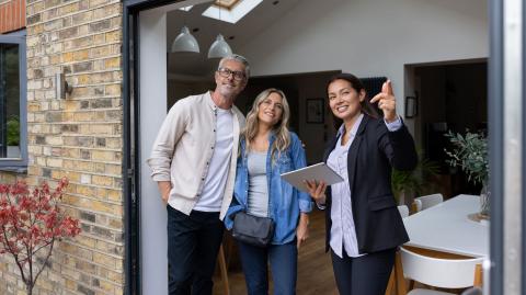 L'agent immobilier vous fait gagner un temps précieux en prenant en charge toutes les missions associées à la vente. © andresr - Getty images