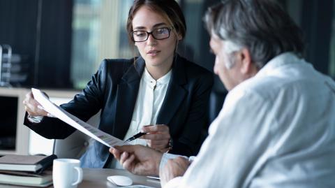 Une femme qui informe son client