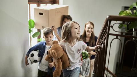 Des enfants dans la cage d'escalier d'un immeuble