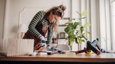 Une femme dans son appartement