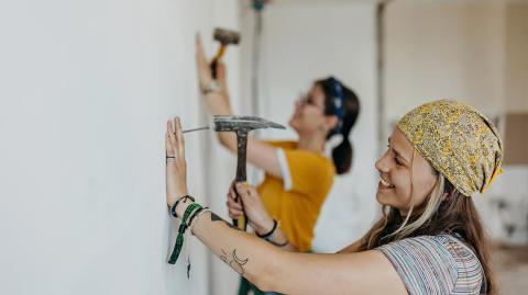 Des jeunes femmes qui bricolent