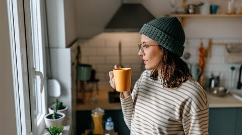 Une femme qui boit un café