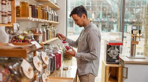 Un homme dans une recyclerie