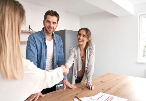 Les conseils à suivre pour vendre une maison entre particuliers. © gpointstudio - Getty Images