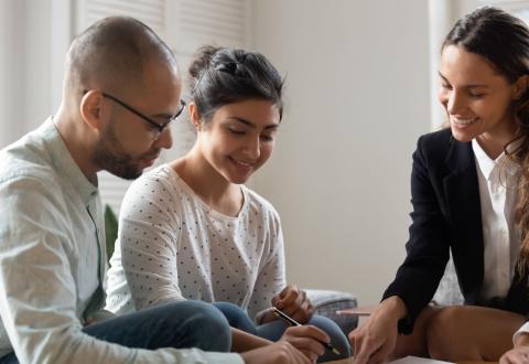 S’il est signé chez le notaire, le compromis de vente est payant. © fizkes - Getty Images