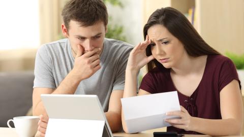 Un couple qui ouvre son courrier