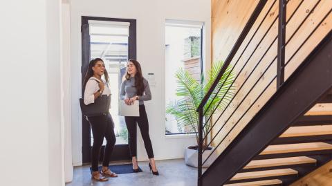 Une femme et un agent immobilier