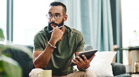 Un homme avec une tablette