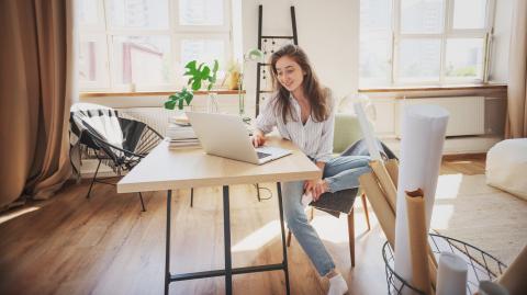 Une jeune femme dans son appartement